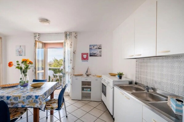 Fridge, oven, stovetop