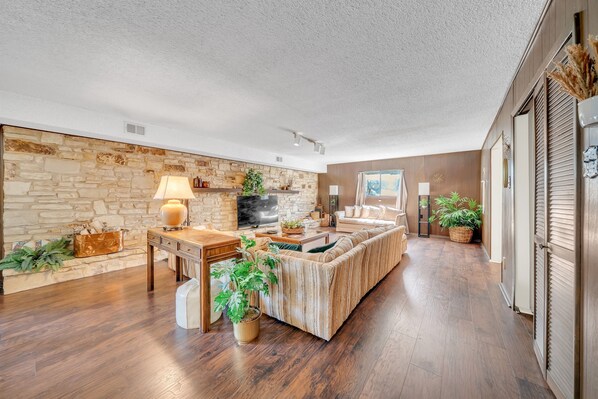Smart TV, fireplace, stereo