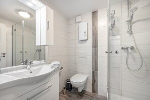 Shower, hair dryer, towels - Apartment '2-Room Holiday Apartment' with Shared Terrace, Shared Garden and Wi-Fi (Cuxhaven)