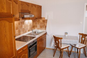 Kühlschrank, Ofen, Herdplatte, Wasserkocher mit Kaffee-/Teezubehör