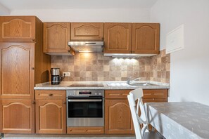 Refrigerador, horno, parrilla de estufa y cafetera y tetera 