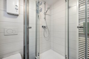 Shower, hair dryer, towels - Apartment '2-Room Holiday Apartment' with Shared Terrace, Shared Garden and Wi-Fi (Cuxhaven)