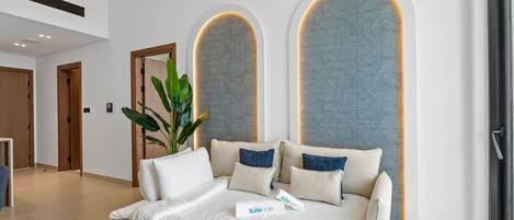 Schreibtisch, Bügeleisen/Bügelbrett, Reisekinderbett, WLAN