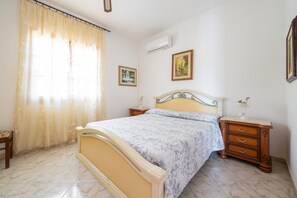 3 habitaciones, tabla de planchar con plancha, wifi y ropa de cama 