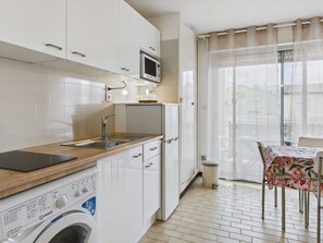 Réfrigérateur, micro-ondes, plaque de cuisson, cafetière/bouilloire