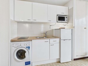 Réfrigérateur, micro-ondes, plaque de cuisson, cafetière/bouilloire