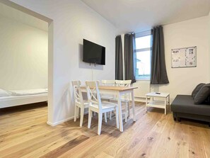 Smart TV - (AM1062) Smart apartment for fitters (Amberg)