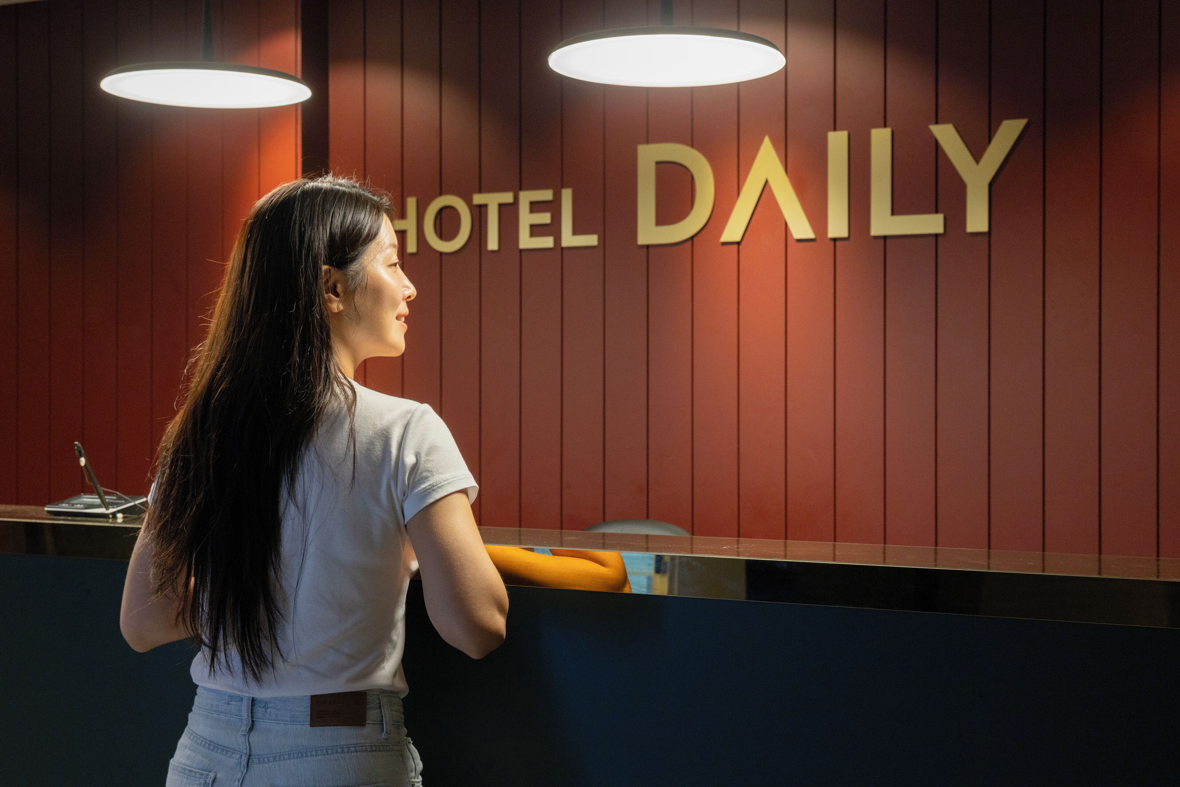 Una recepción con un cartel que dice "HOTEL DAILY".