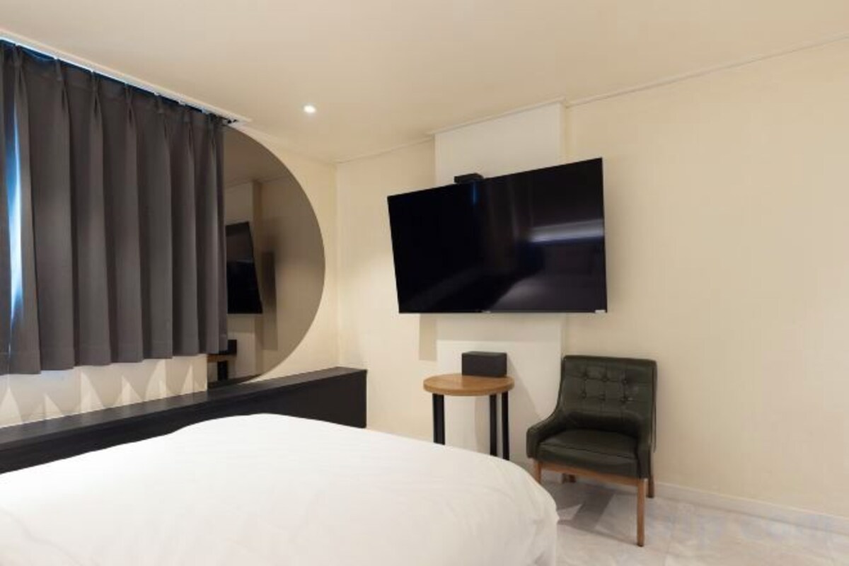 Premium bedding, desk, blackout drapes, soundproofing