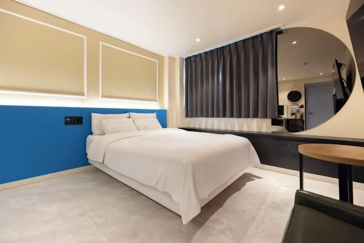Ropa de cama de alta calidad, escritorio y cortinas blackout
