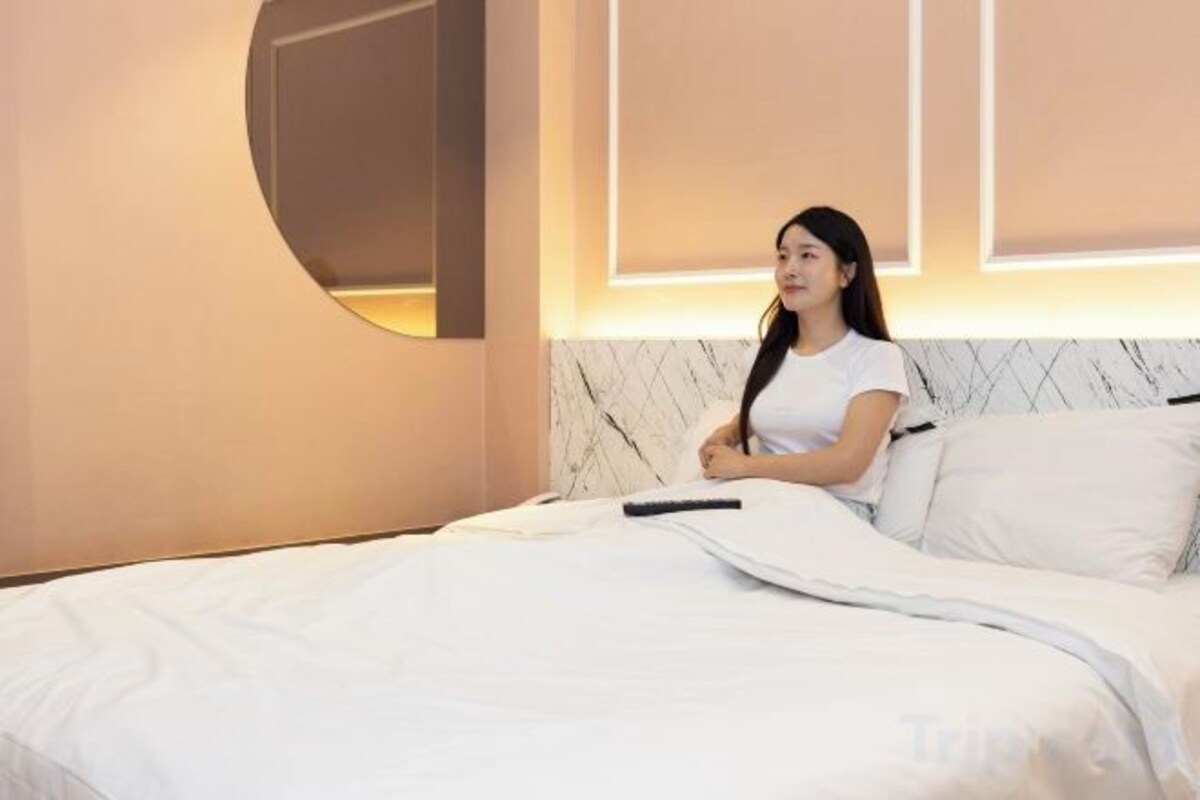 Premium bedding, desk, blackout drapes, soundproofing