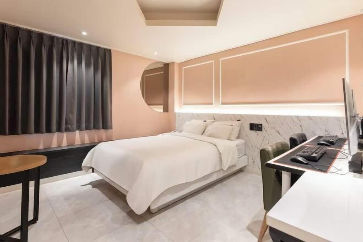Ropa de cama de alta calidad, escritorio y cortinas blackout