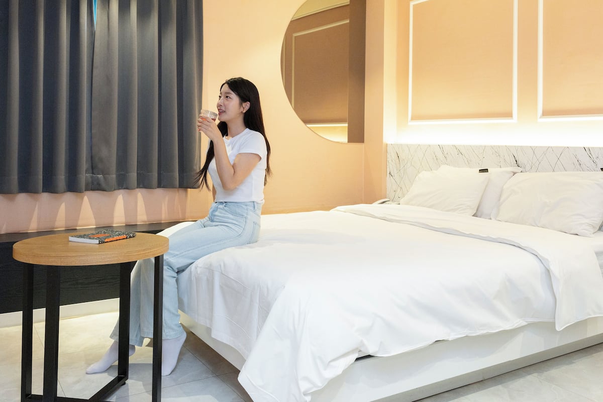 Quarto casal luxo, vista para a cidade | Roupas de cama premium, escrivaninha, cortinas blackout