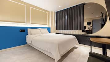 Ropa de cama de alta calidad, escritorio y cortinas blackout