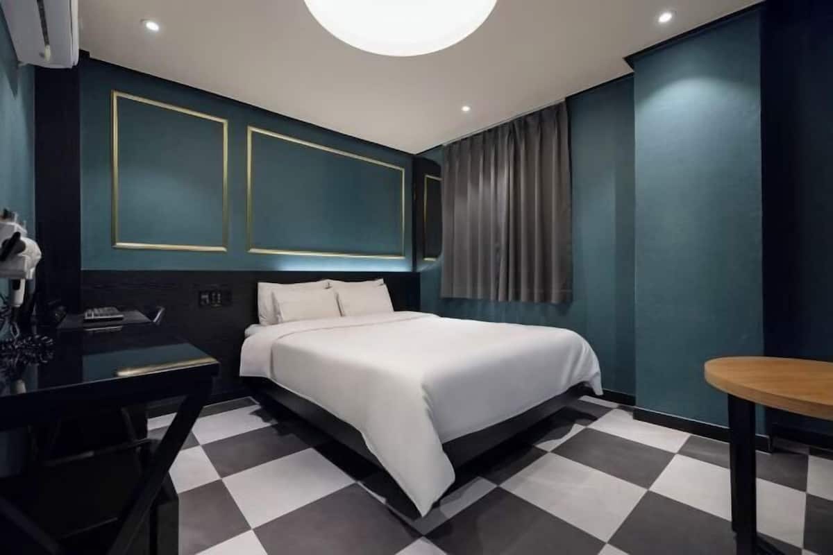 Ropa de cama de alta calidad, escritorio y cortinas blackout