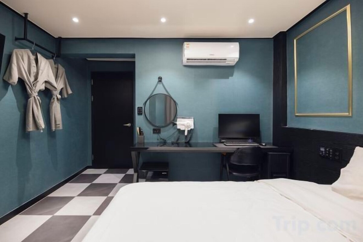 Premium bedding, desk, blackout drapes, soundproofing