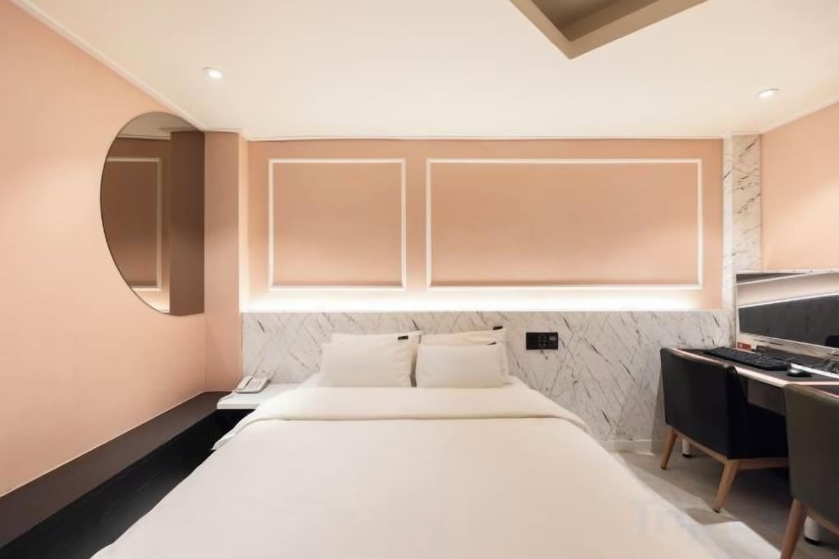 Premium bedding, desk, blackout drapes, soundproofing