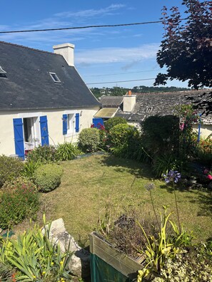 Property grounds - Vacation home in North Finistère. 5 minutes from beaches and trails! (Plougasnou)