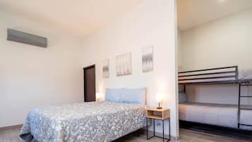 4 slaapkamers, een strijkplank/strijkijzer, wifi, beddengoed