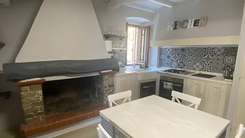 Frigorifero, microonde, forno, piano cottura