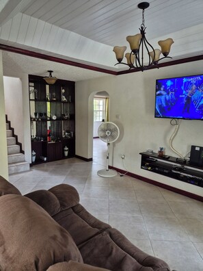 Smart TV - Spacious 3-bedroom, 3 1/2 bathroom house with WiFi and AC in lovely Bridgetown. (Bridgetown)