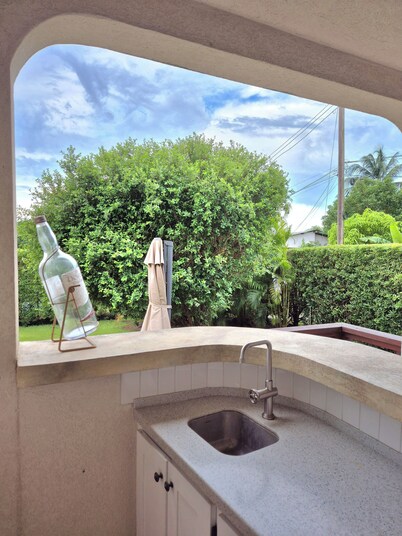 Spacious 3-bedroom, 3 1/2 bathroom house with WiFi and AC in lovely Bridgetown.