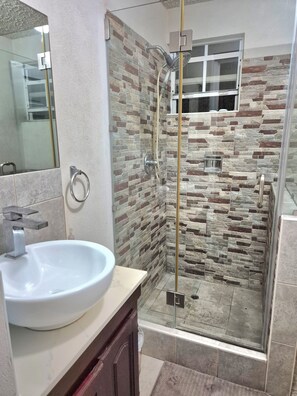 Dusche, Handtücher, Seife, Toilettenpapier