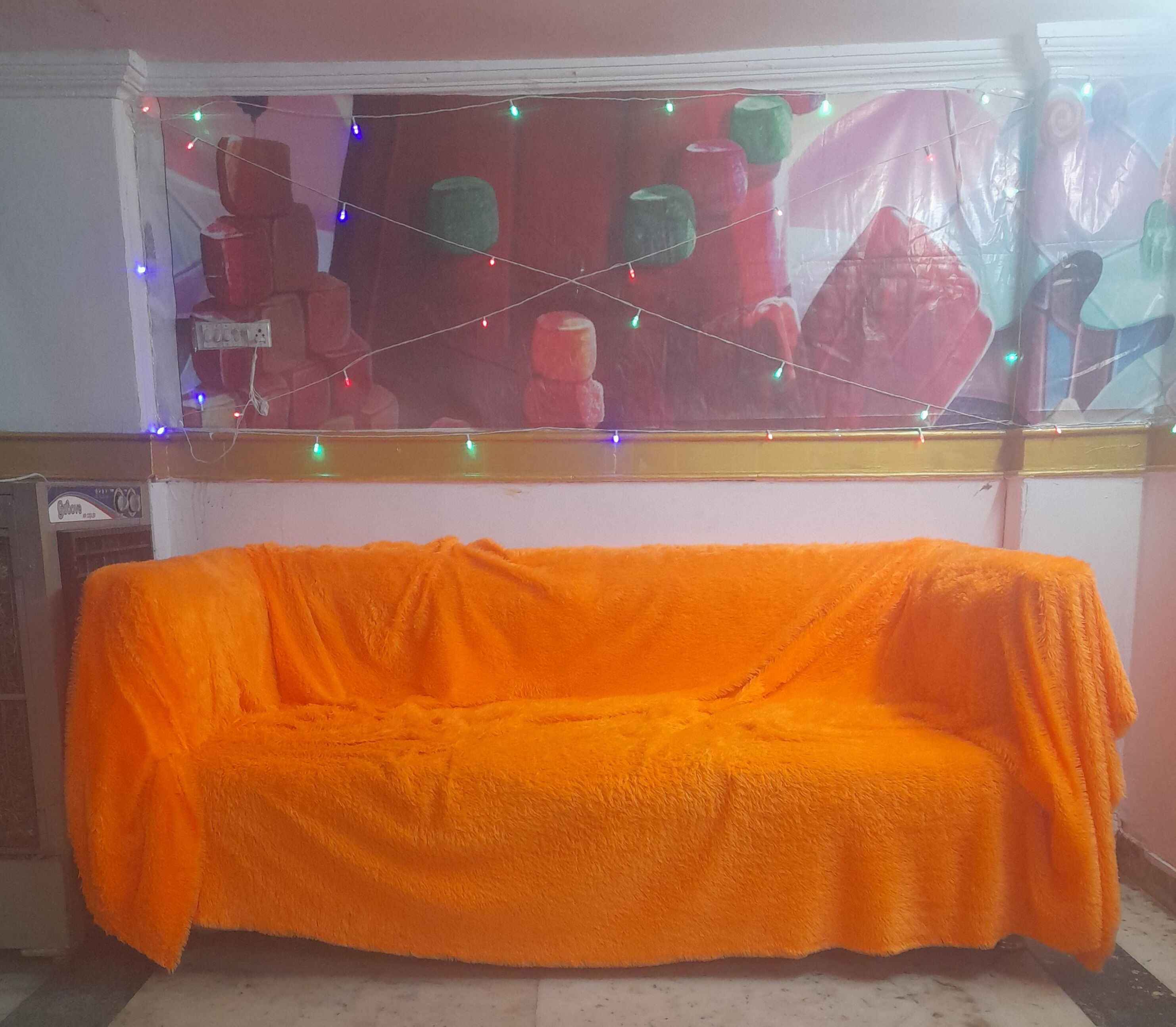 فطور مُعَد للتناول بالخارج يوميًا بتكلفة قدرها (100 INR للشخص)