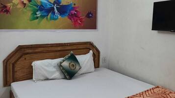 Seprai premium, meja kerja, ruang kerja ramah laptop, dan seprai linen