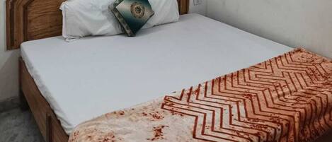 Peralatan tempat tidur premium, meja, ruang kerja komputer riba