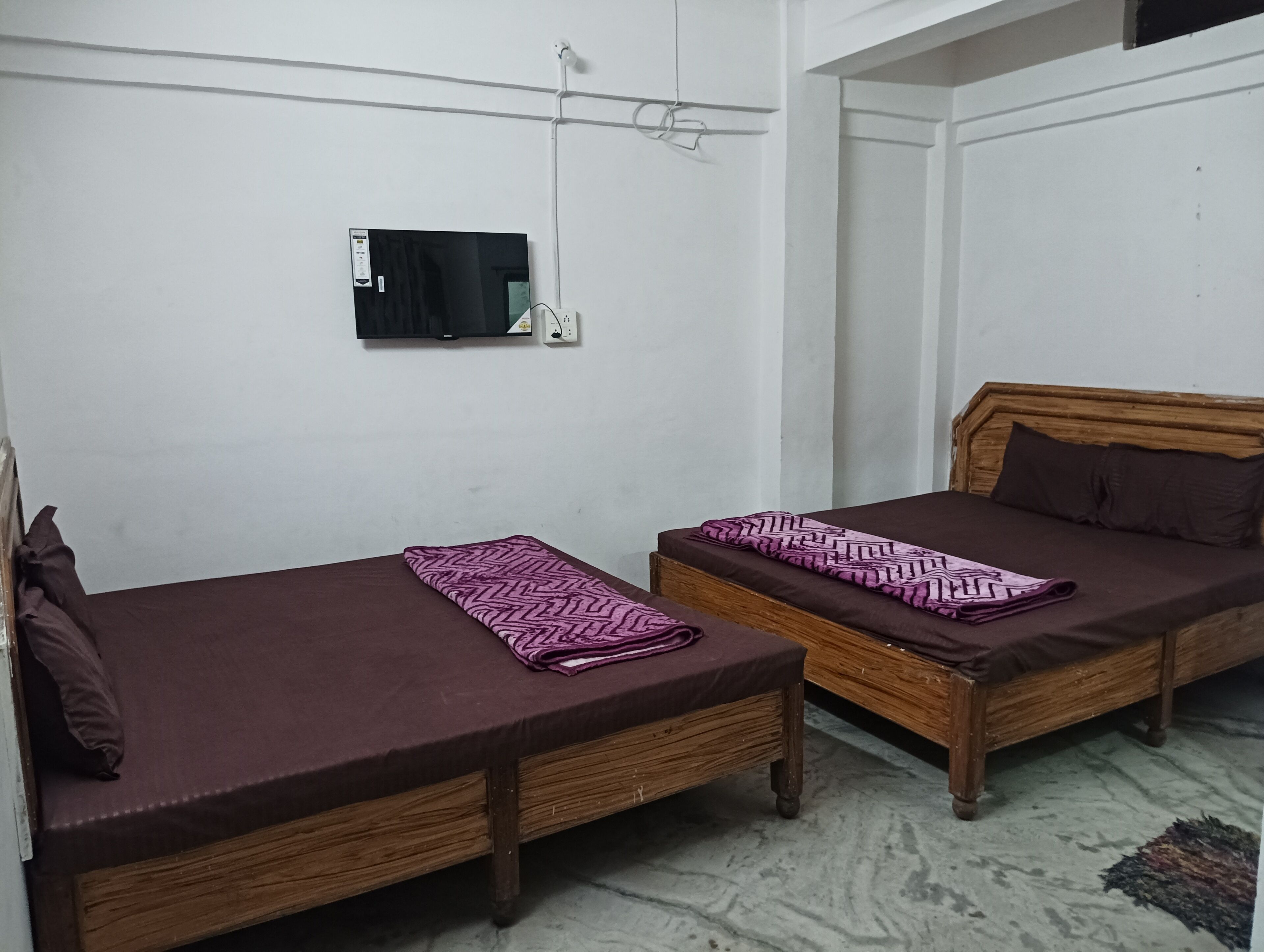 Familjerum för fyra | Sängtillbehör av högsta kvalitet, skrivbord och arbetsyta för laptop