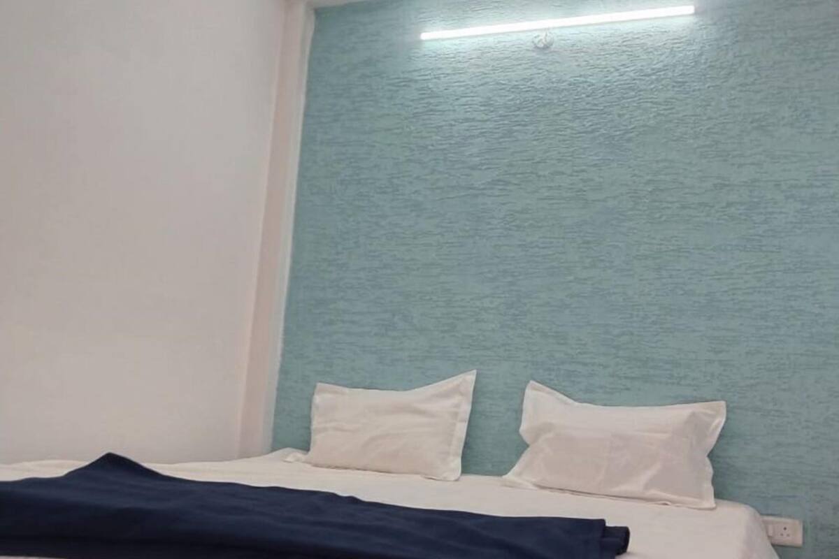 Luxe beddengoed, een bureau, een laptopwerkplek, beddengoed