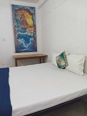 Familiekamer | Luxe beddengoed, een bureau, een laptopwerkplek, beddengoed
