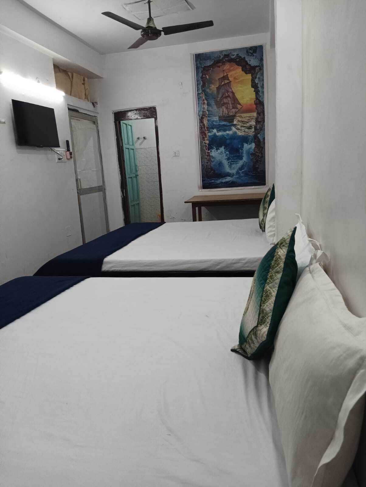 ファミリー ルーム | 高級寝具、デスク、ノートパソコン用作業スペース、ベッドシーツ