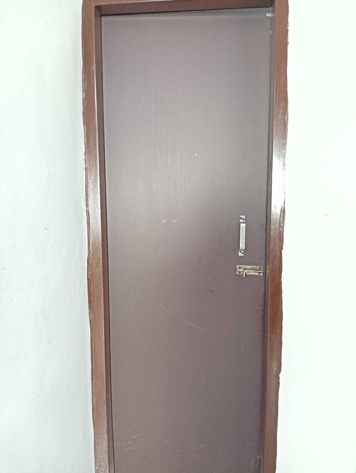Une porte fermée avec une poignée en métal et une serrure.