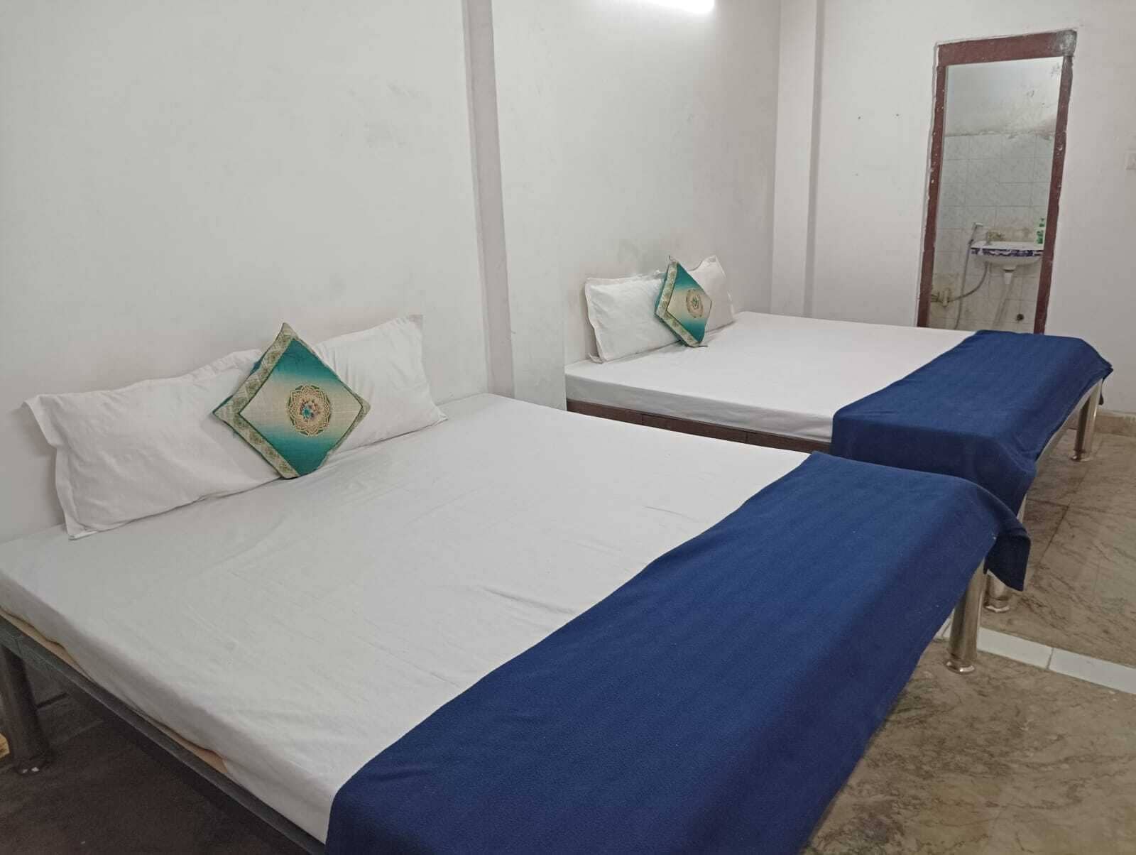 Family Room | Premium bedding, desk, laptop workspace, bed sheets