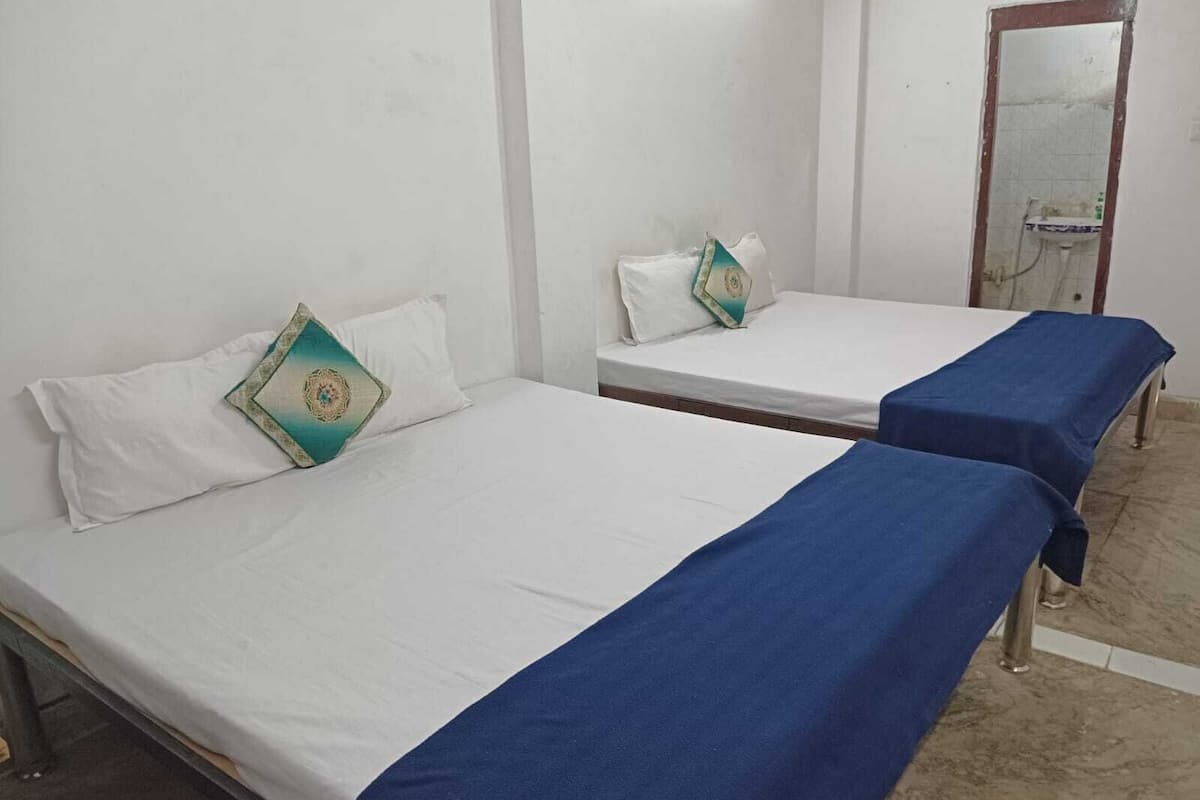 Family Room | Premium bedding, desk, laptop workspace, bed sheets