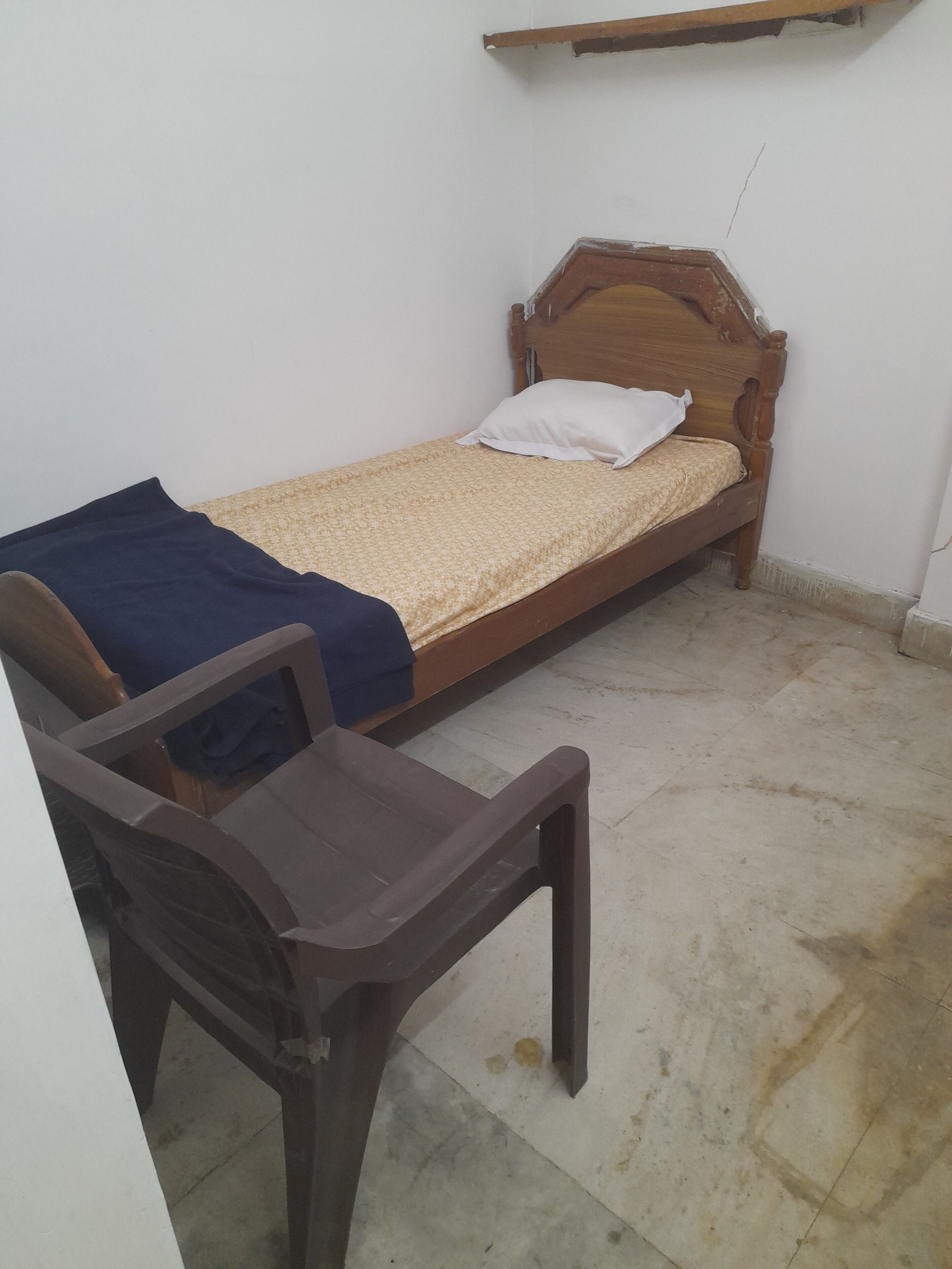 Junior enkelrum - 1 enkelsäng - utsikt mot staden | Sängtillbehör av högsta kvalitet, skrivbord och arbetsyta för laptop