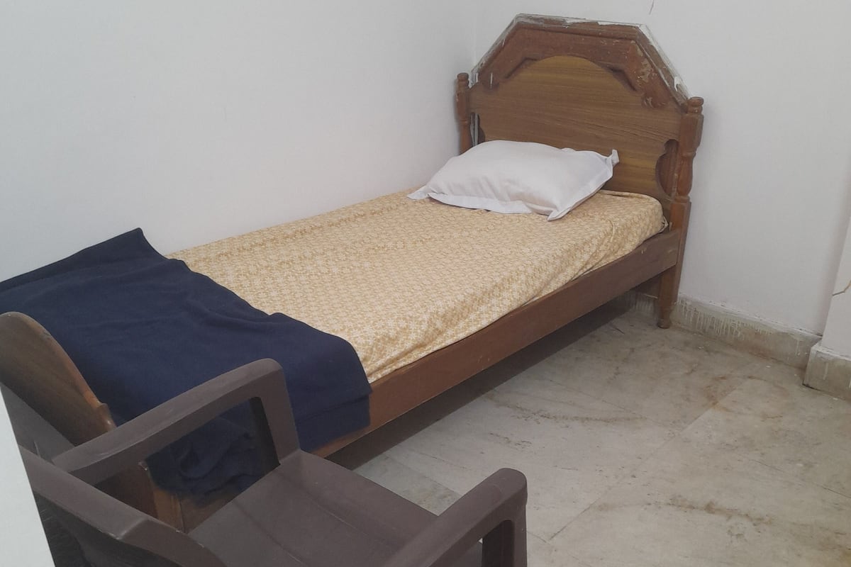 Habitación individual junior | Ropa de cama de alta calidad y escritorio