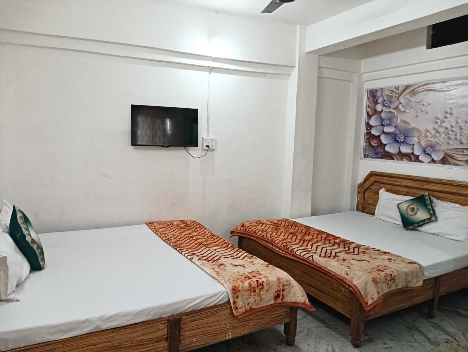 غرفة عائلية | أغطية فراش متميزة ومكتب ومساحة عمل للكمبيوتر المحمول وملاءات أسرّة