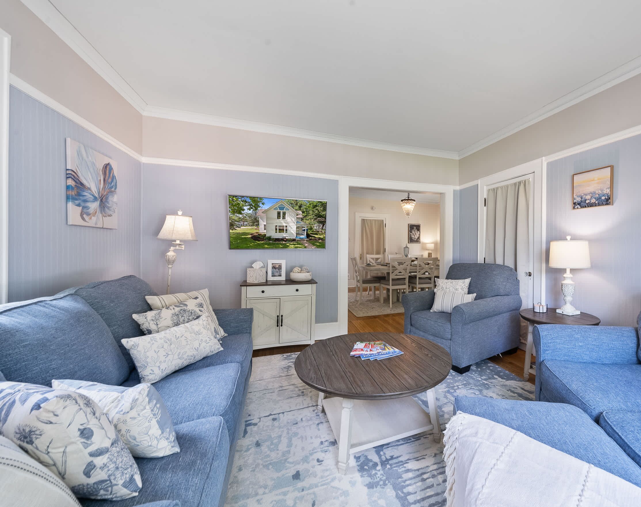 Televisión, chimenea, libros y oficina 