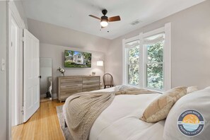 3 bedrooms, desk, iron/ironing board, travel cot