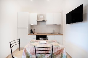 Fridge, oven, stovetop, coffee/tea maker