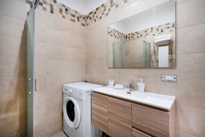 Shower, hair dryer, towels - Apartment 'L'Aia - 2' with Shared Pool, Wi-Fi and Air Conditioning (Monopoli)