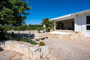 Property grounds - Apartment 'L'Aia - 2' with Shared Pool, Wi-Fi and Air Conditioning (Monopoli)