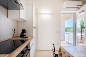 Fridge, oven, stovetop, coffee/tea maker - Apartment 'L'Aia - 3' with Shared Pool, Wi-Fi and Air Conditioning (Monopoli)