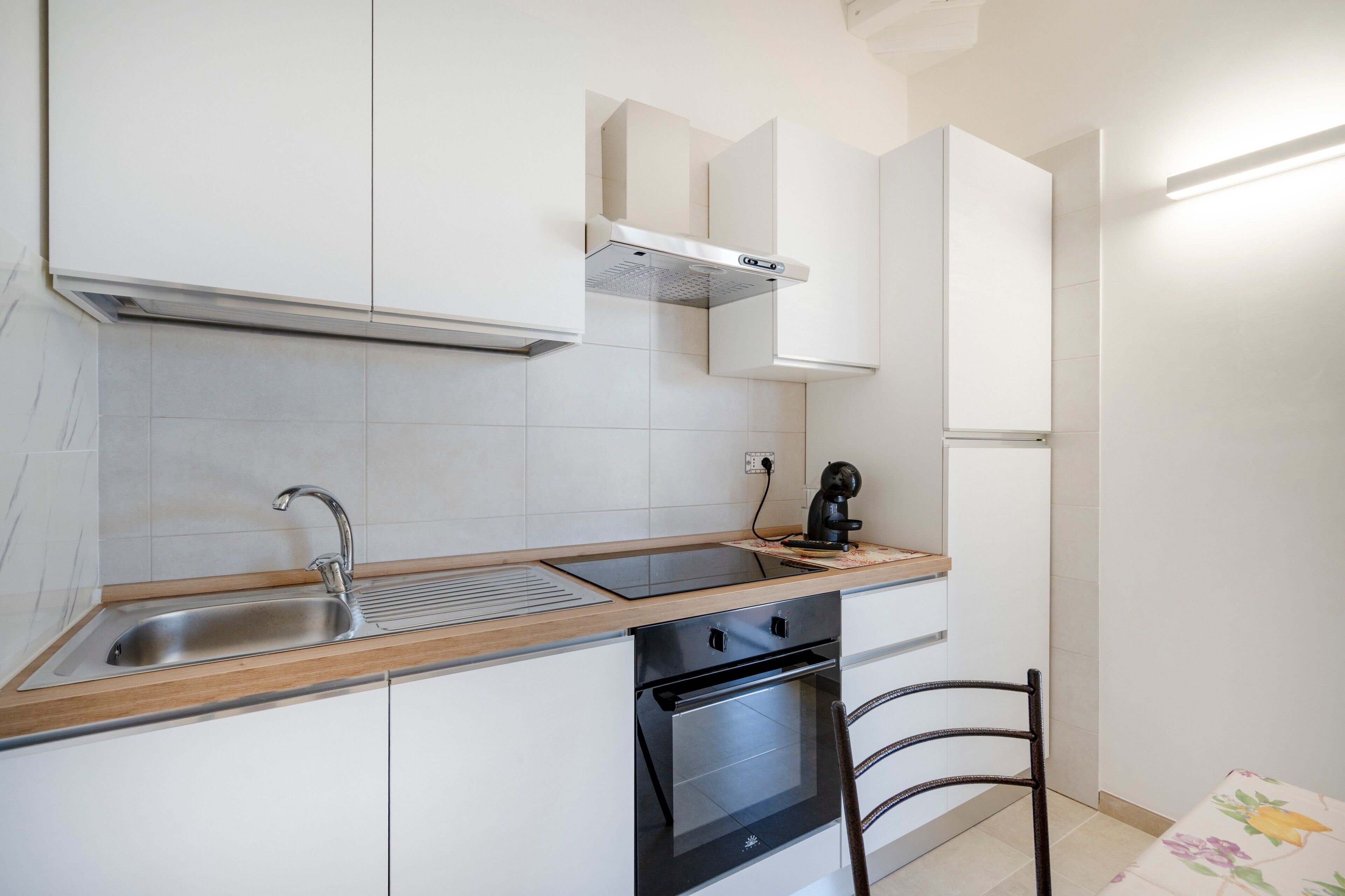 Fridge, oven, stovetop, coffee/tea maker