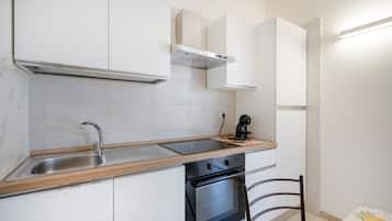 Fridge, oven, stovetop, coffee/tea maker