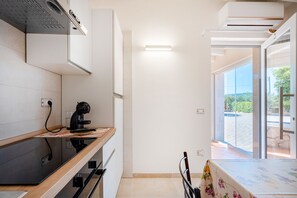 Fridge, oven, stovetop, coffee/tea maker