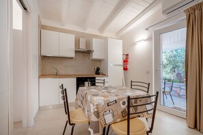 Frigorifero, forno, piano cottura, macchina per tè/caffè